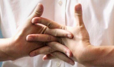 Parmak çıtlatmak gerçekten zararlı mı? Hep uyarırlar ama…