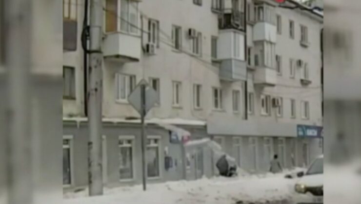 Rusya’da anne ve bebeğinin üstüne buz düşme anı