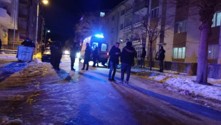 Sivas’ta arkadaşların tartışması kanlı bitti: 3 yaralı