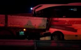 Sivas’ta yolcu otobüsü ile 2 tır çarpıştı