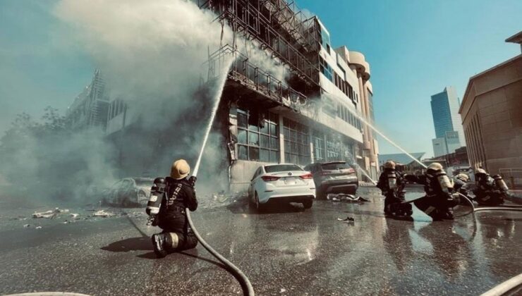 Suudi Arabistan’da yangından kurtulmak için atlayan adamı havada yakaladılar