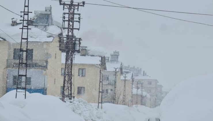 Tunceli’de kar temizlemek için çatıya çıkan adam düşüp can verdi