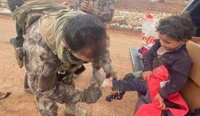 Türk polisi, Suriye’de üşüyen çocukları giydirdi