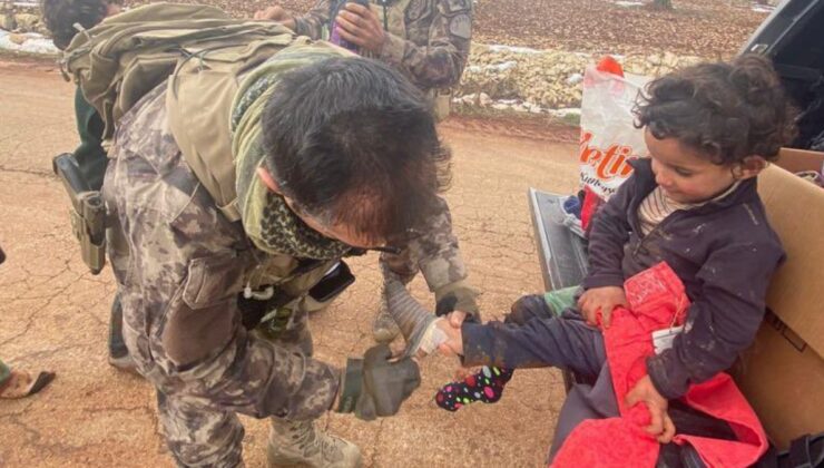 Türk polisi, Suriye’de üşüyen çocukları giydirdi
