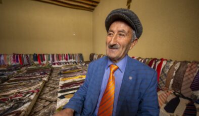 Van’da 63 yıldır tutkunu olduğu kravatları evinde sergiliyor