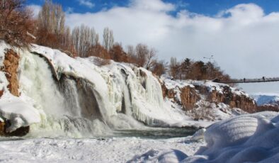 Van’da donan şelaleden kartpostallık görüntüler