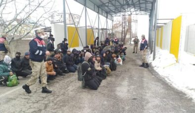 Van’da, kamyon kasasından 130 kaçak göçmen çıktı
