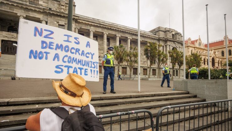 Yeni Zelanda’da aşı ve maske karşıtı eylemler sürüyor