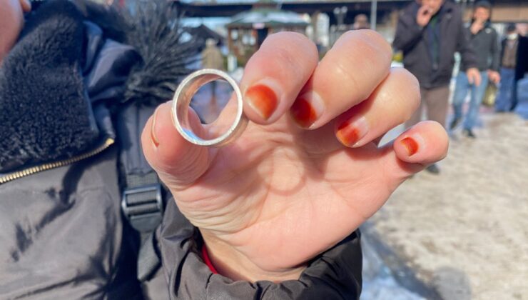 Zonguldak’taki kadın, bulduğu çift alyansını ekiplere teslim etti