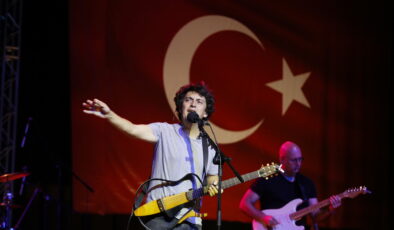 CUMHURİYET COŞKUSUNA ORTAK OLMAK İÇİN BİNLER, KÜÇÜKÇEKMECE’DE BULUŞTU