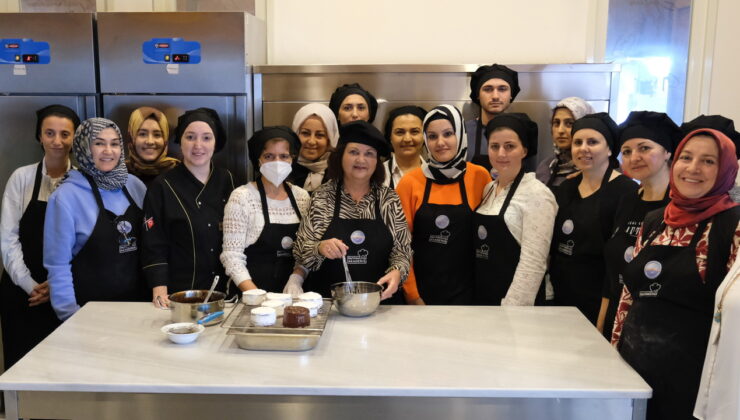 Hatice Akgün, pastacılık eğitimi alan kursiyerler ile birlikte çikolata yaptı