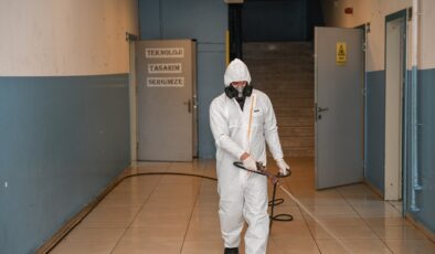 ESENYURT’TA OKULLAR TİTİZLİKLE İLAÇLANIYOR