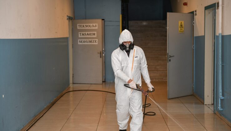 ESENYURT’TA OKULLAR TİTİZLİKLE İLAÇLANIYOR