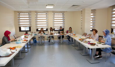 KÜÇÜKÇEKMECELİ KADINLAR “EŞİTLİK MERKEZİ”NDE ÜRETİYOR