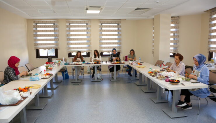 KÜÇÜKÇEKMECELİ KADINLAR “EŞİTLİK MERKEZİ”NDE ÜRETİYOR