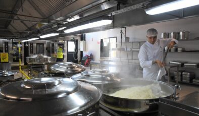 BEYLİKDÜZÜ BELEDİYESİ DERİN YOKSULLUKLA MÜCADELEYİ SÜRDÜYOR 