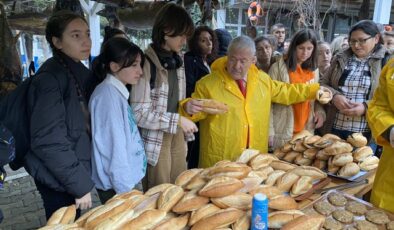 Uzun yoldan gelen 4 otobüs öğrenci dev balıkları görünce şaşkına döndü