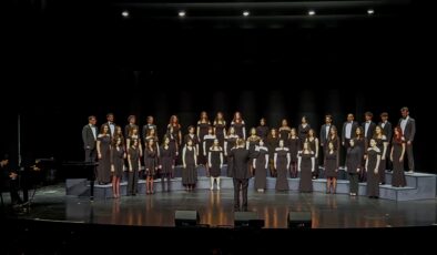 BEYLİKDÜZÜ ÇOKSESLİ GENÇLİK KOROSU DÜNYA KORO GÜNÜ’NDE SAHNE ALDI