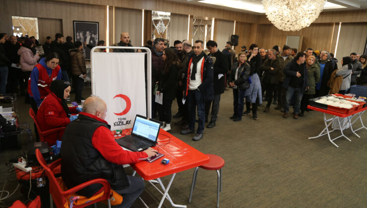 <strong>Depremzedelere kan bağışı için birbirleriyle yarıştılar</strong>