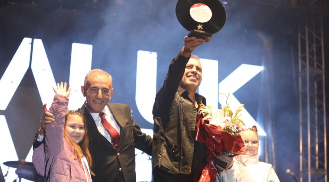 Haluk Levent’in Küçükçekmece’deki 19 Mayıs konserine 50 bin kişi katıldı