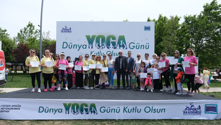 Büyükçekmece’de Dünya Yoga Günü’ne özel yüzlerce kadın yoga yaptı
