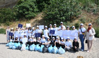 Silivrili öğrenciler Marmara Denizi’nde kıyı temizliği yaptı
