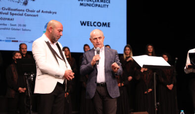 Depremde yaşamını yitiren KKTC’li çocuklar için söyledikleri şarkı yüzlerce dinleyiciyi hüzne boğdu