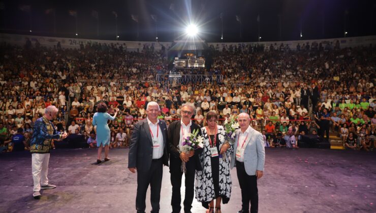Melek Baykal: “En büyük teşekkürü sanatçı olma sebebimiz olan Atatürk’e ediyorum”