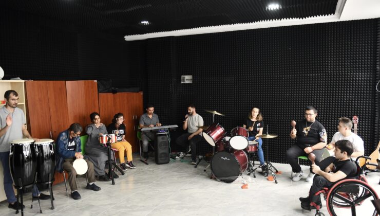 Özel öğrenciler iletişim becerilerini müzikle geliştiriyor