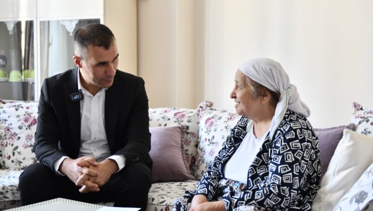 Kapımızı yalnız onlar çalıyor