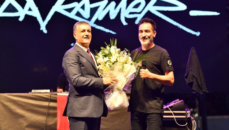 On binler bayraklarıyla Esenyurt’taki 100. Yıl coşkusuna katıldı