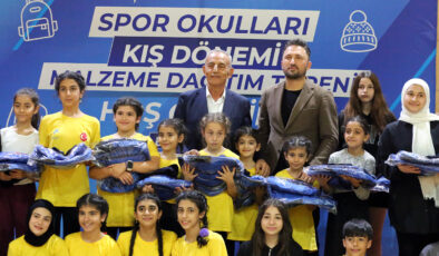 Küçükçekmece’de 3 bin 600 öğrenciye spor malzemesi dağıtıldı