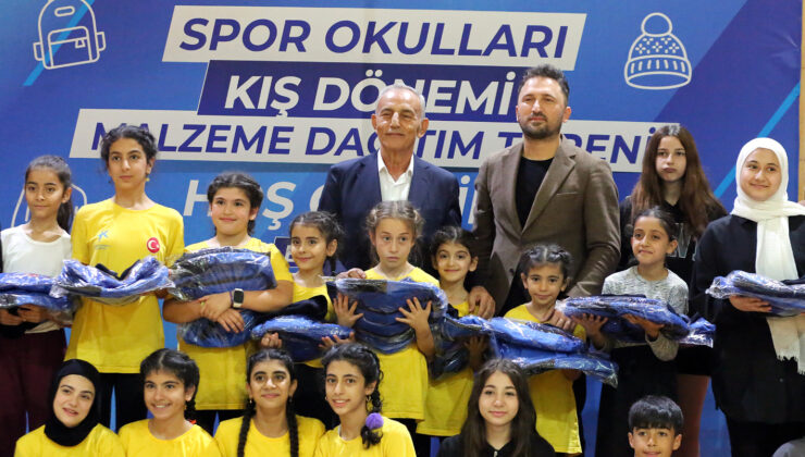 Küçükçekmece’de 3 bin 600 öğrenciye spor malzemesi dağıtıldı