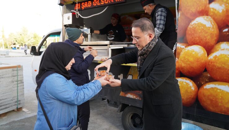 Başkan Çalık Şehitler için lokma dağıttı