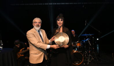 Ayşegül Aldinç sevilen şarkılarını Küçükçekmeceliler için söyledi