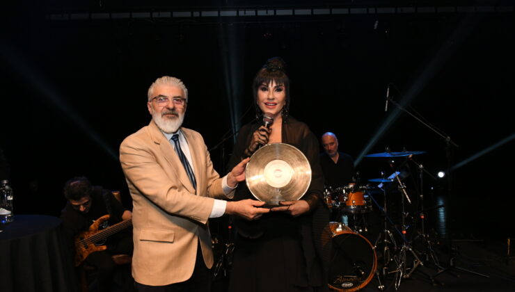 Ayşegül Aldinç sevilen şarkılarını Küçükçekmeceliler için söyledi