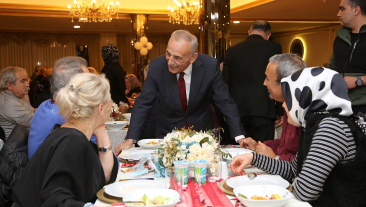 Küçükçekmece’de 65 yaş üstü çiftler, 14 Şubat yemeği’nde buluştu