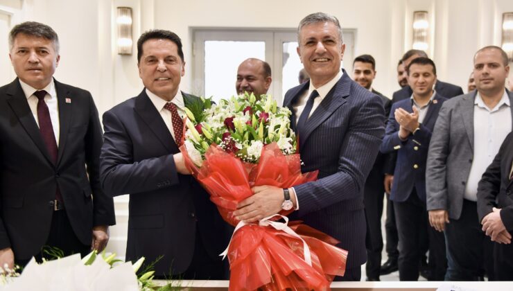 Esenyurt Belediye Başkanı Prof. Dr. Ahmet Özer mazbatasını aldı