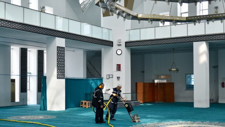 Esenyurt’ta ibadethaneler dip köşe temizlendi