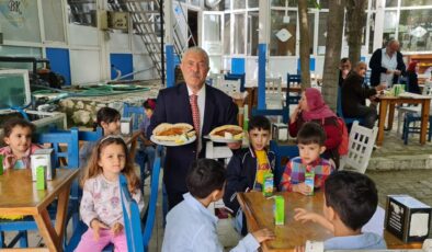 Balıkçı Kenan 10 bin balık ekmek ve meyve suyunu çocuklara ücretsiz dağıttı