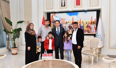 Başkan Özer sokak köpeğini yağmurdan koruyan Küçük Ayaz’ı makamında ağırladı