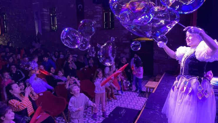 Silivri’de Çilek Abla ile Baloncuk Gösterisi Büyük İlgi Gördü