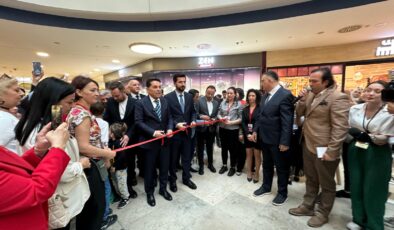 Özer: Hepimizin ilk mimarı annedir. Anneler gününüz kutlu olsun.