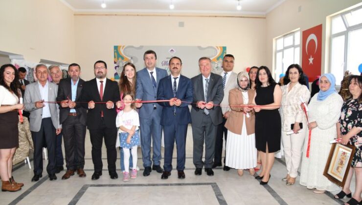 Başkan Erhan Güzel Kestanelikte yıl sonu Giyim Sergi açılışına katıldı