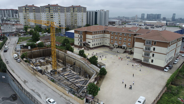 Öğrenciler için risk teşkil eden vinç belediyeyi harekete geçirdi