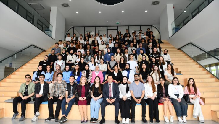 Başkan Özer gençlerin gelecek hayâllerinde yanlarında