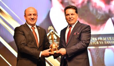 Başkan Özer yılın “Kültür ve Sanat Markası” ödülünü aldı