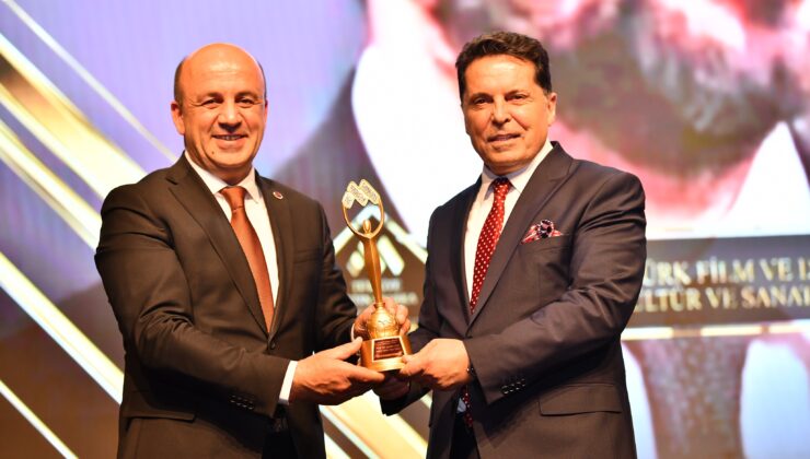 Başkan Özer yılın “Kültür ve Sanat Markası” ödülünü aldı