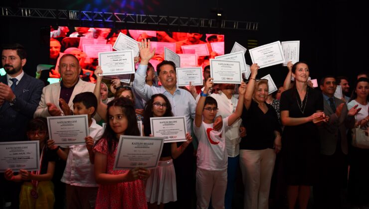 Esenyurt’ta açık hava tiyatrosunda eğlenceli saatler: Türküler söylendi, halaylar çekildi