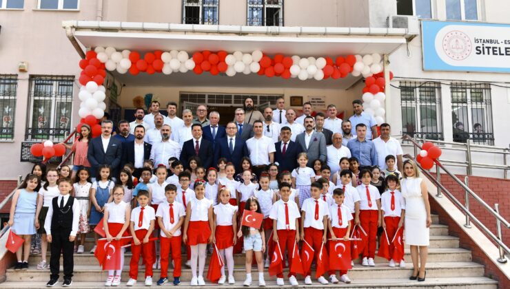 Başkan Özer Esenyurtlu öğrencilerin karne heyecanına ortak oldu